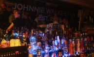 Šarm konobarica osvojio svih u Johnnie Walker pubu