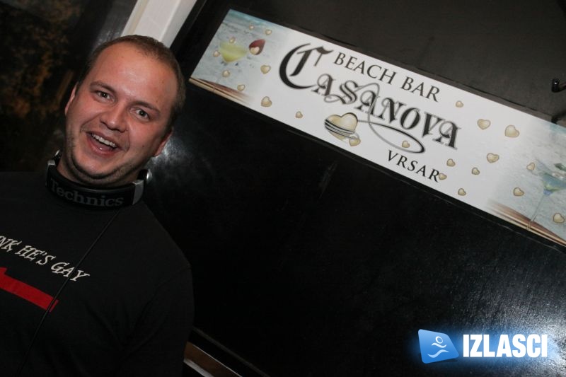 Veselo društvo u Casanova beach baru