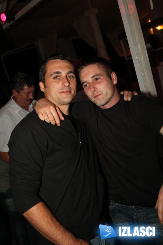 Veselo društvo u Casanova beach baru