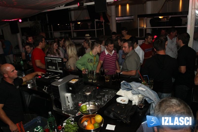 Veselo društvo u Casanova beach baru
