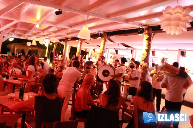 Bojan Ristić brass band rasplesao Macumba Beach bar