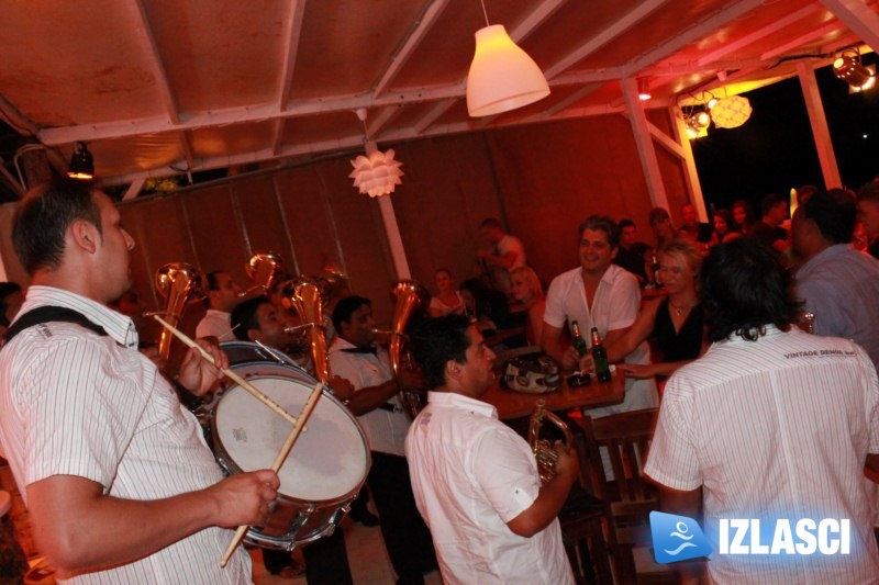 Bojan Ristić brass band rasplesao Macumba Beach bar