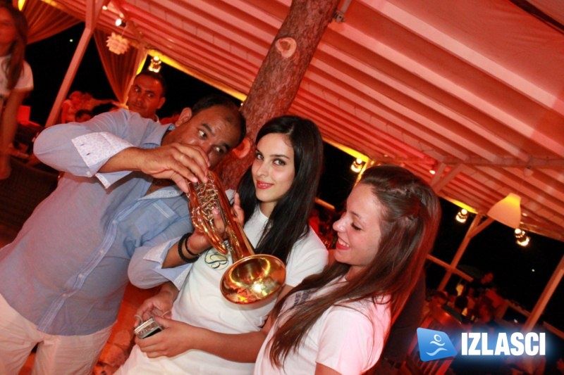 Bojan Ristić brass band rasplesao Macumba Beach bar
