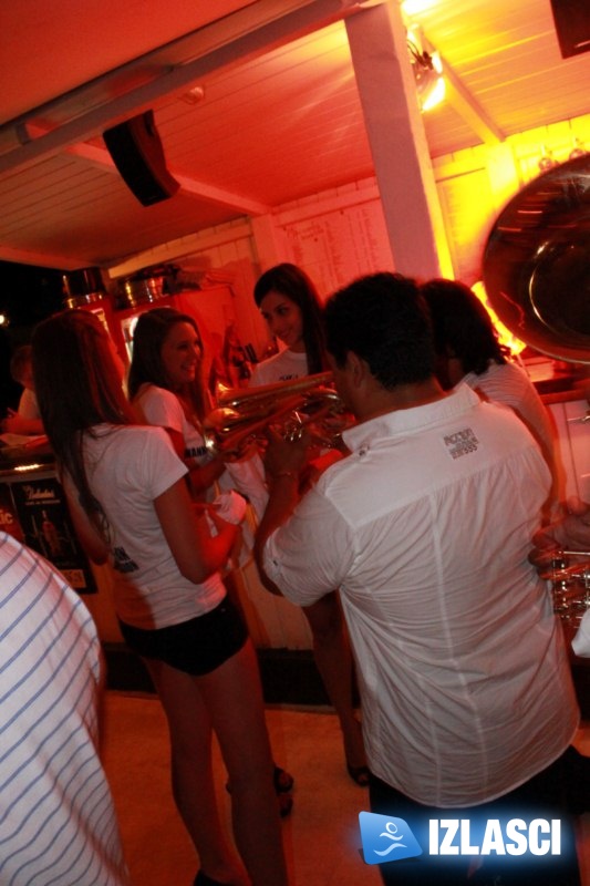 Bojan Ristić brass band rasplesao Macumba Beach bar