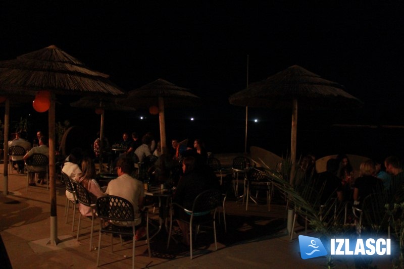 Dobra ekipa i šareni kokteli - Villa Club