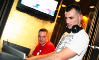 Stipe Drviš za DJ pultom u Jackie Brownu