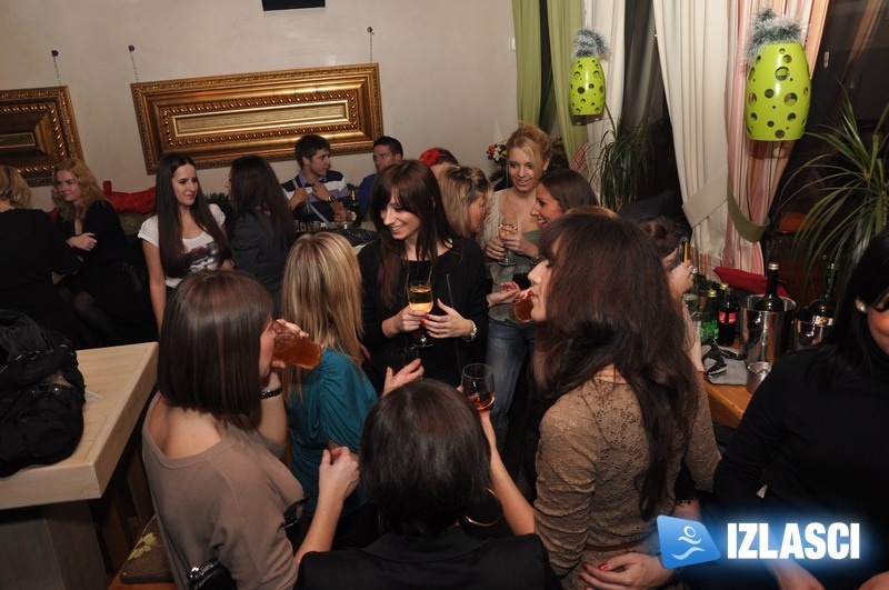 Maat bar - party sa fatalnim plavušama!