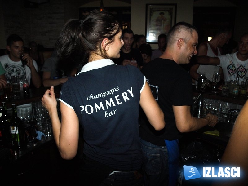 Veoma raspoložena ekipa u Pommery baru