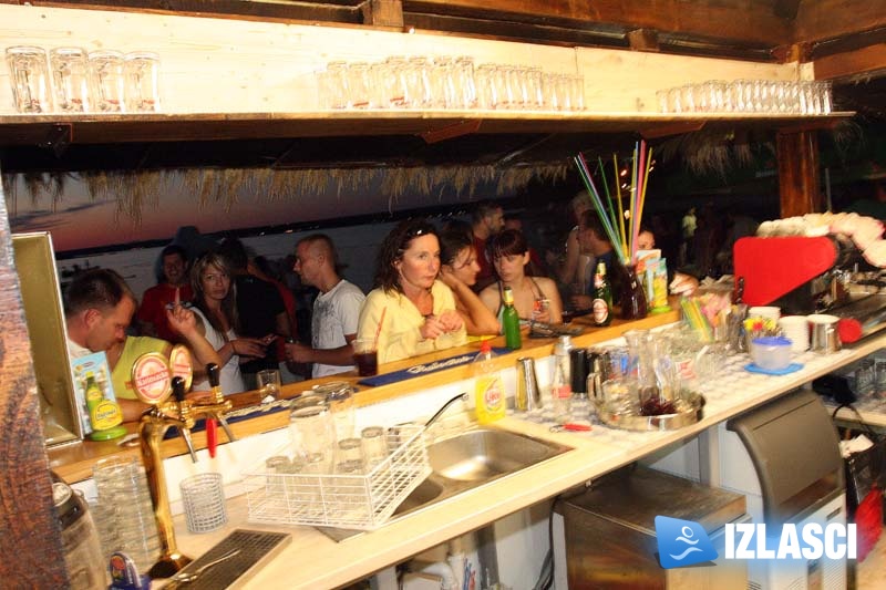 Odličan provod uz šum valova - Pacino Beach Bar