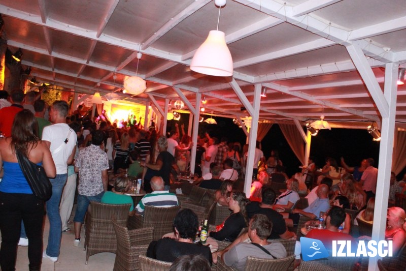 U ritmu Mambo Kingsa ljuljao se Macumba beach bar