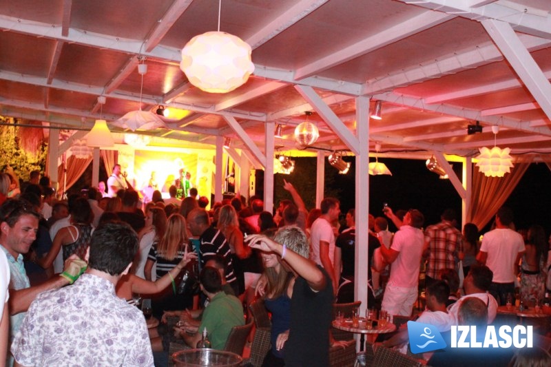 U ritmu Mambo Kingsa ljuljao se Macumba beach bar