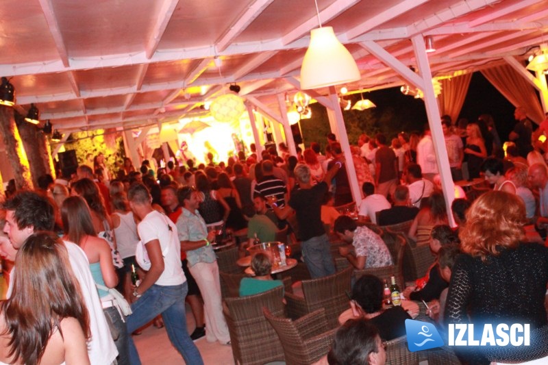 U ritmu Mambo Kingsa ljuljao se Macumba beach bar