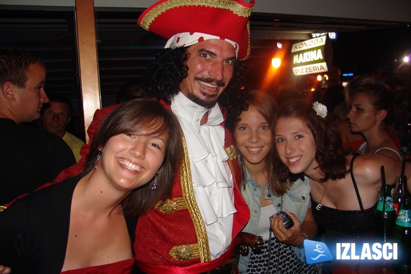 Ain't no party like Captain Morgan party! Makina, Vodice