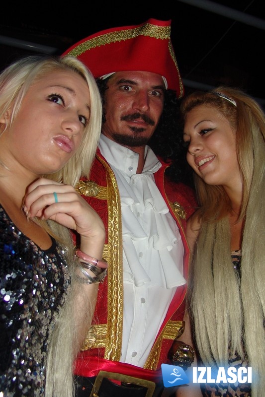 Ain't no party like Captain Morgan party! Makina, Vodice