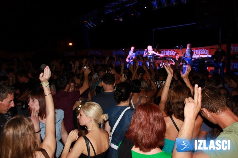 Kao da je cijela Istra nastupala u Casanova Beach baru uz Jelenu Rozgu