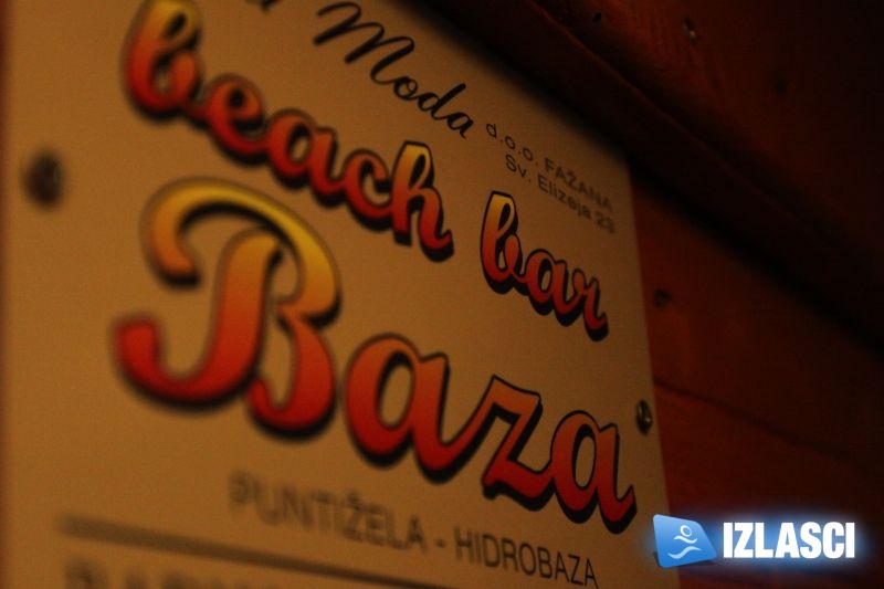 Užarena ljetna večer uz sexy plesačice u beach baru Baza