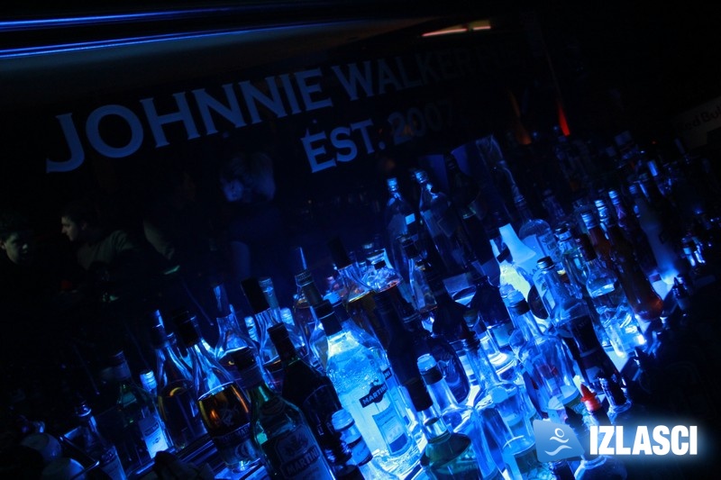 Šarm konobarica osvojio svih u Johnnie Walker pubu