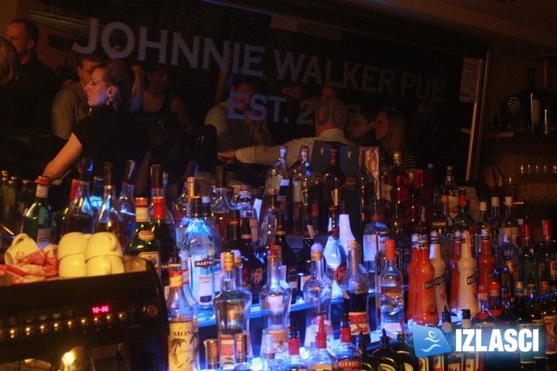 Šarm konobarica osvojio svih u Johnnie Walker pubu