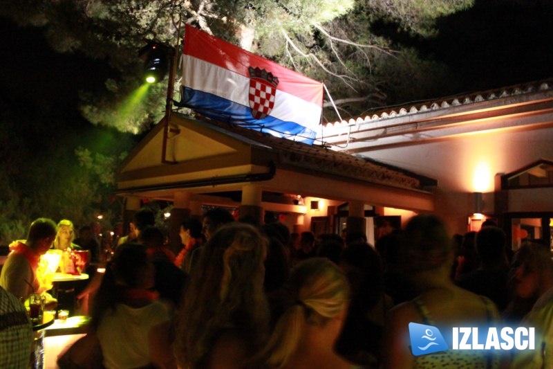 Dobra ekipa i šareni kokteli - Villa Club