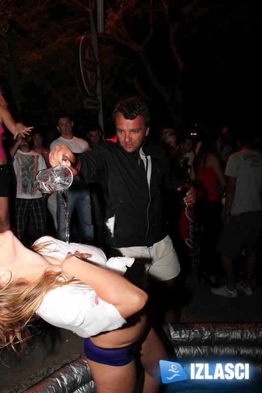 Čarobni bazenčić sa dvije zgodne cure na Wet T-Shirt Smirnoff partyu u Captain Hooku