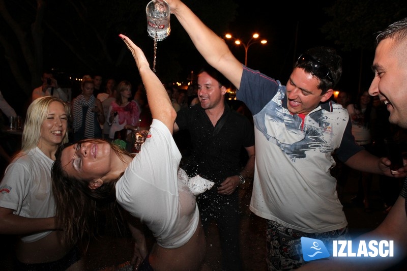 Čarobni bazenčić sa dvije zgodne cure na Wet T-Shirt Smirnoff partyu u Captain Hooku