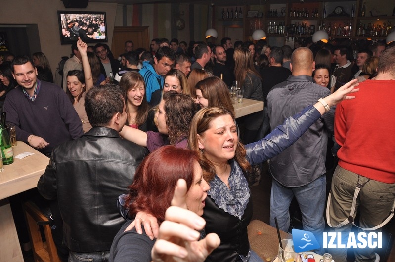 Ludnica uz "Razbijače čaša" - Maat bar