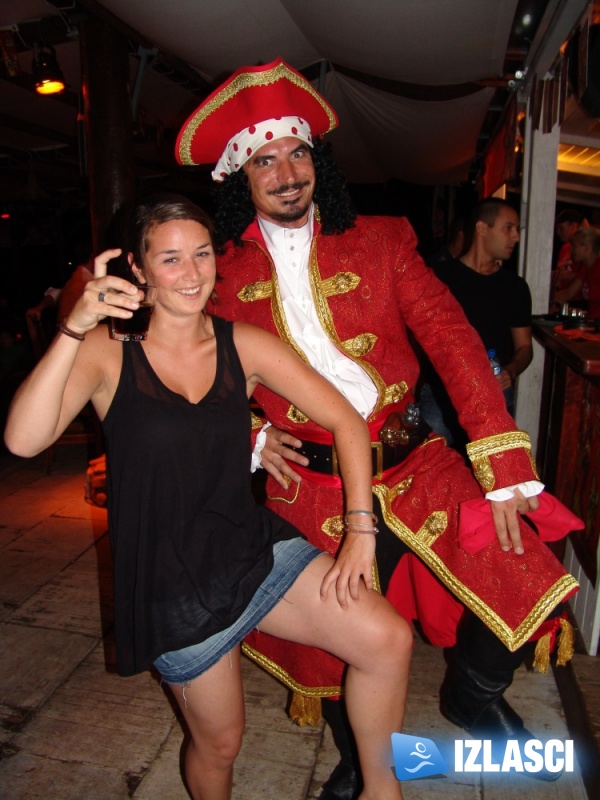 Captain Morgan i njegove zgodne hostese poharali Macumbu