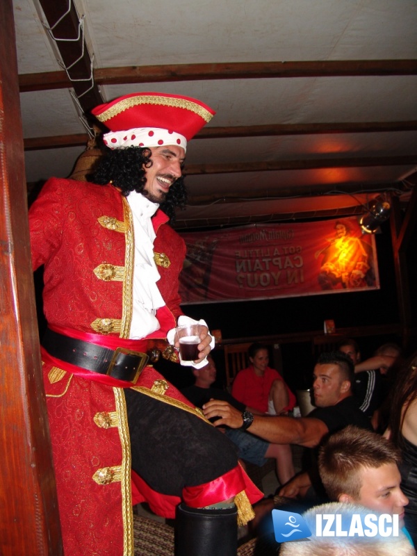 Captain Morgan i njegove zgodne hostese poharali Macumbu