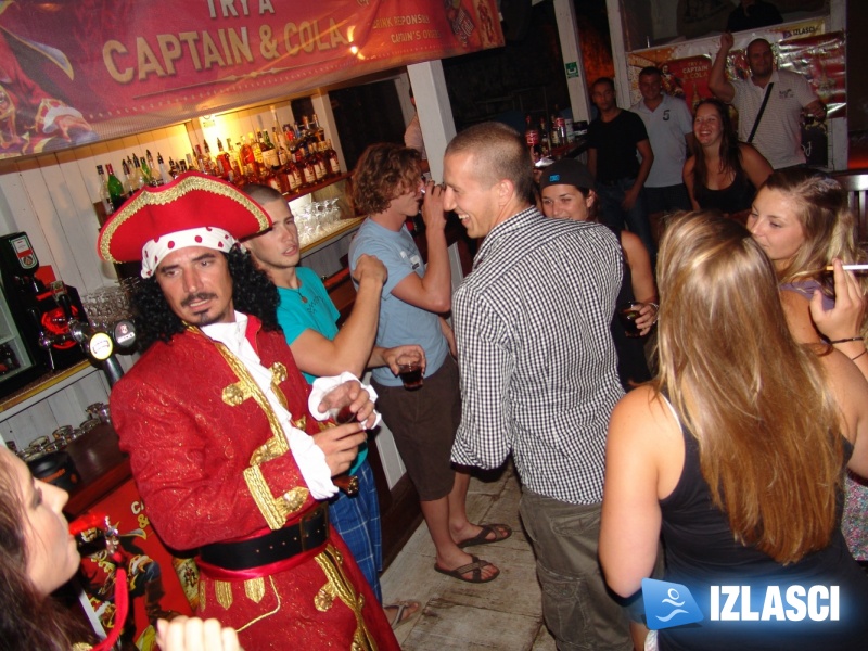 Captain Morgan i njegove zgodne hostese poharali Macumbu