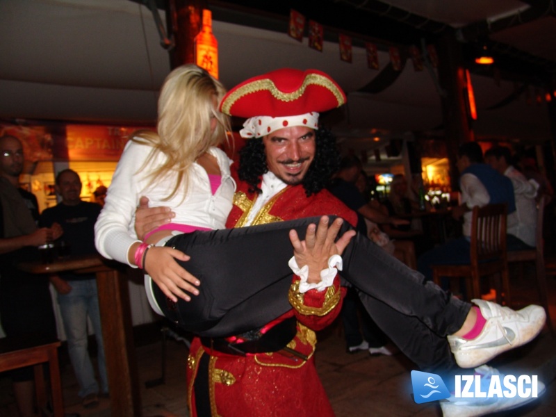 Captain Morgan i njegove zgodne hostese poharali Macumbu