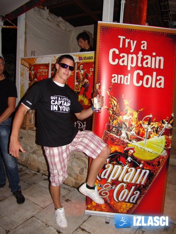 Captain Morgan i njegove zgodne hostese poharali Macumbu