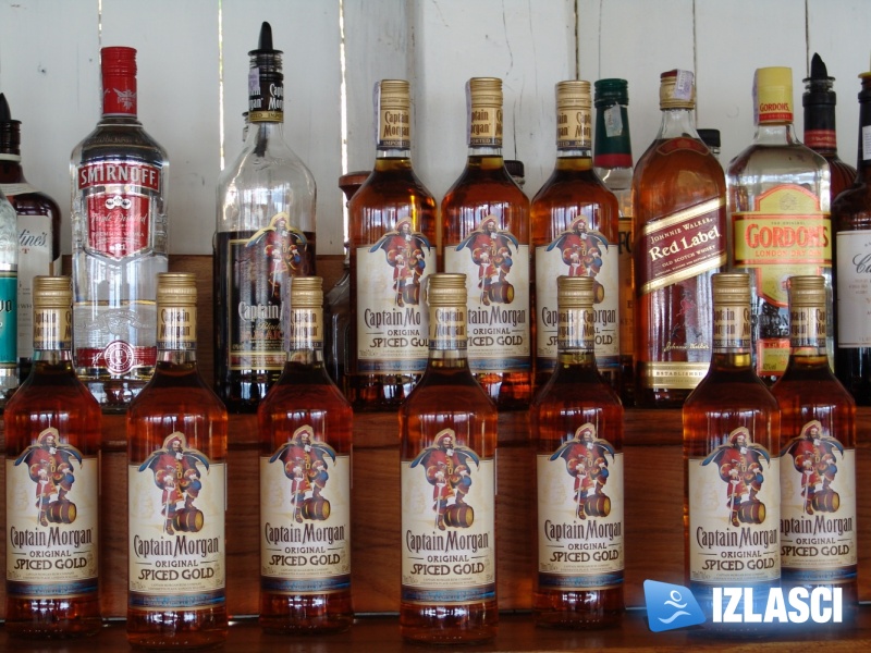 Captain Morgan i njegove zgodne hostese poharali Macumbu