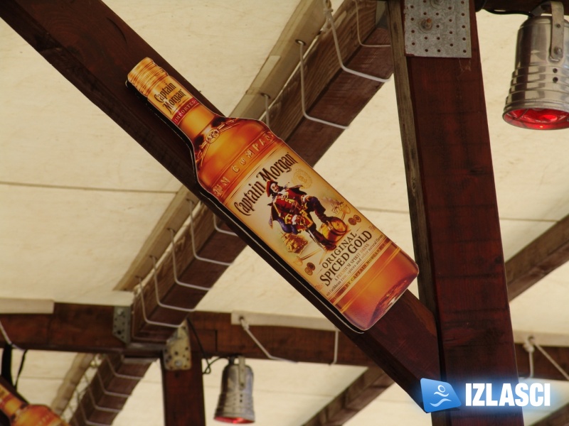 Captain Morgan i njegove zgodne hostese poharali Macumbu