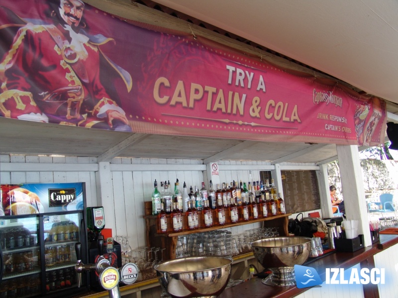 Captain Morgan i njegove zgodne hostese poharali Macumbu