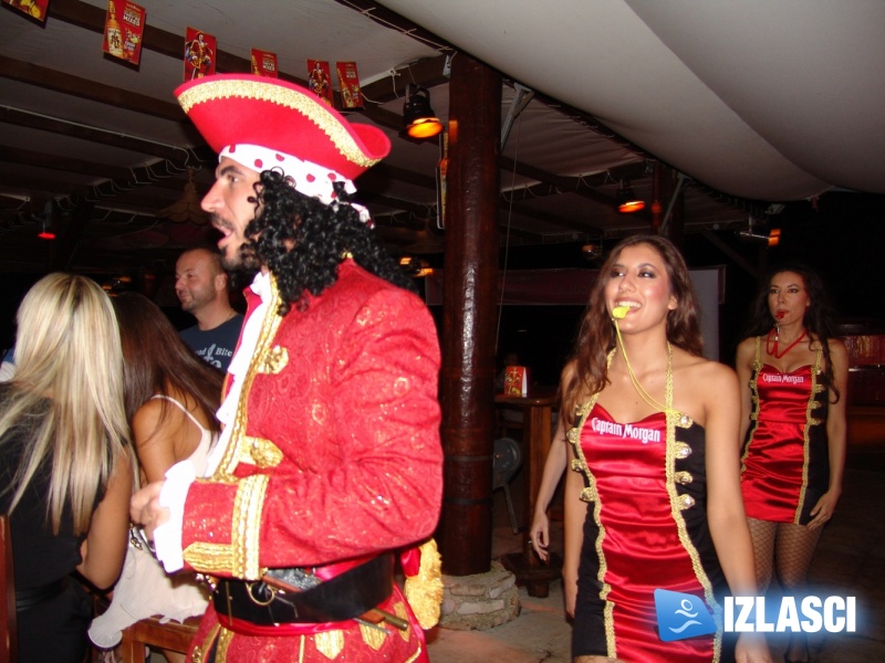 Captain Morgan i njegove zgodne hostese poharali Macumbu