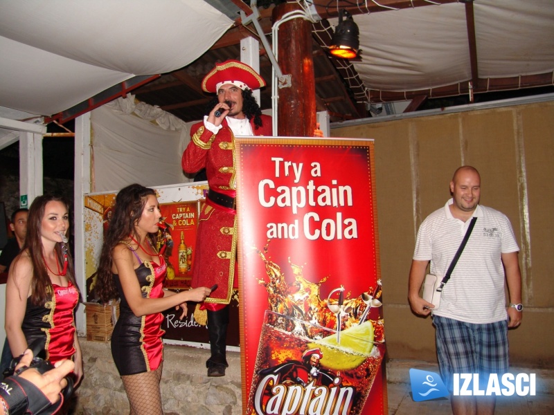 Captain Morgan i njegove zgodne hostese poharali Macumbu