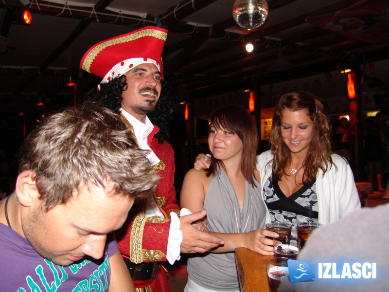 Captain Morgan i njegove zgodne hostese poharali Macumbu