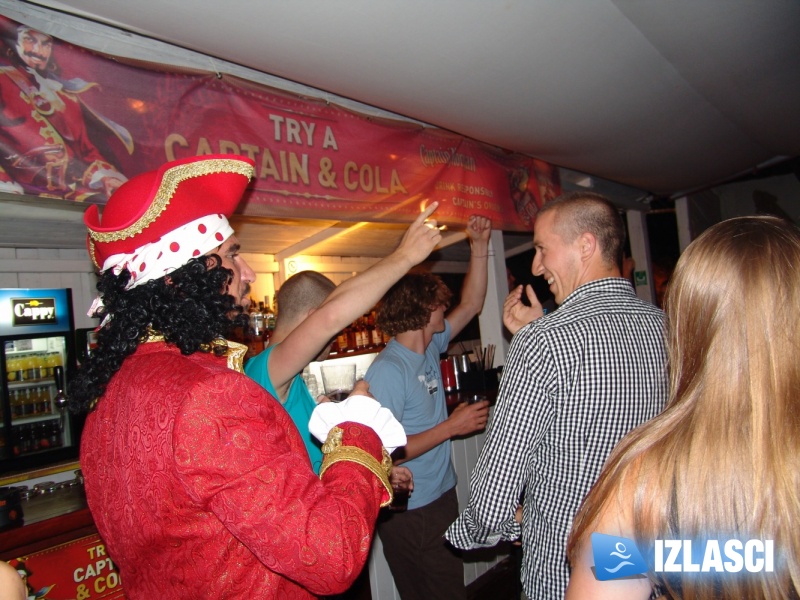 Captain Morgan i njegove zgodne hostese poharali Macumbu