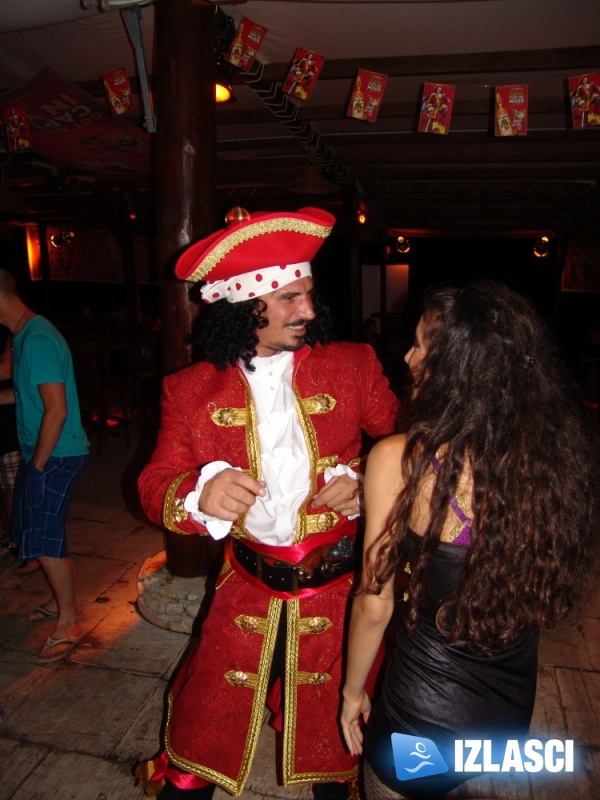 Captain Morgan i njegove zgodne hostese poharali Macumbu