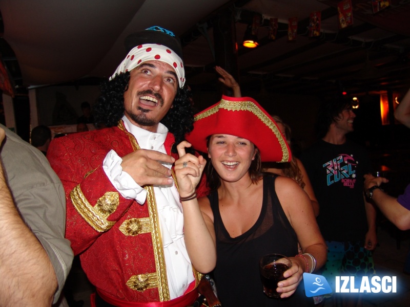 Captain Morgan i njegove zgodne hostese poharali Macumbu