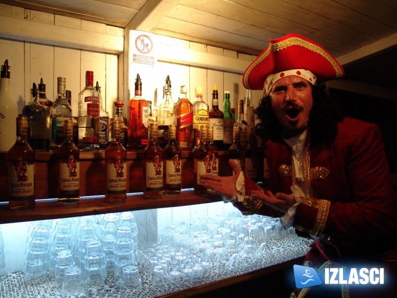 Captain Morgan i njegove zgodne hostese poharali Macumbu