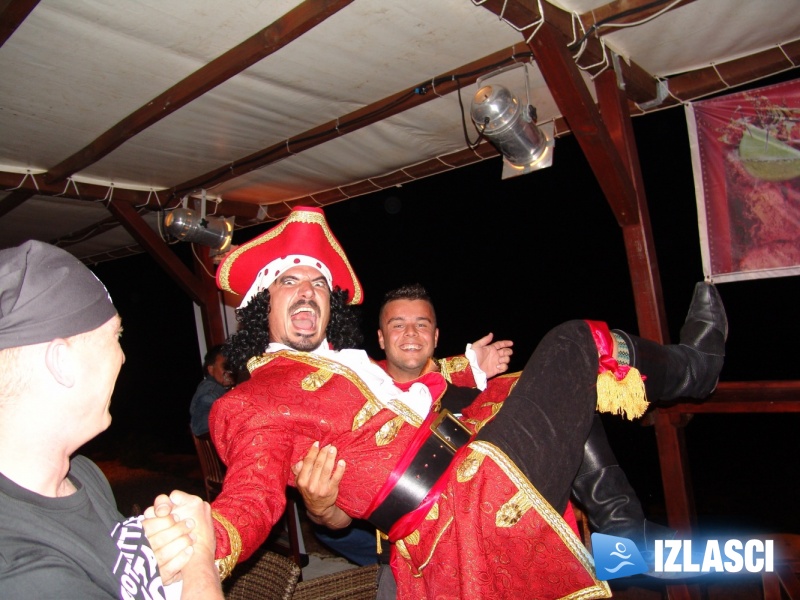 Captain Morgan i njegove zgodne hostese poharali Macumbu