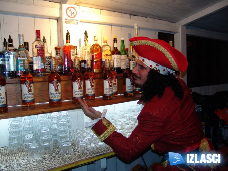 Captain Morgan i njegove zgodne hostese poharali Macumbu