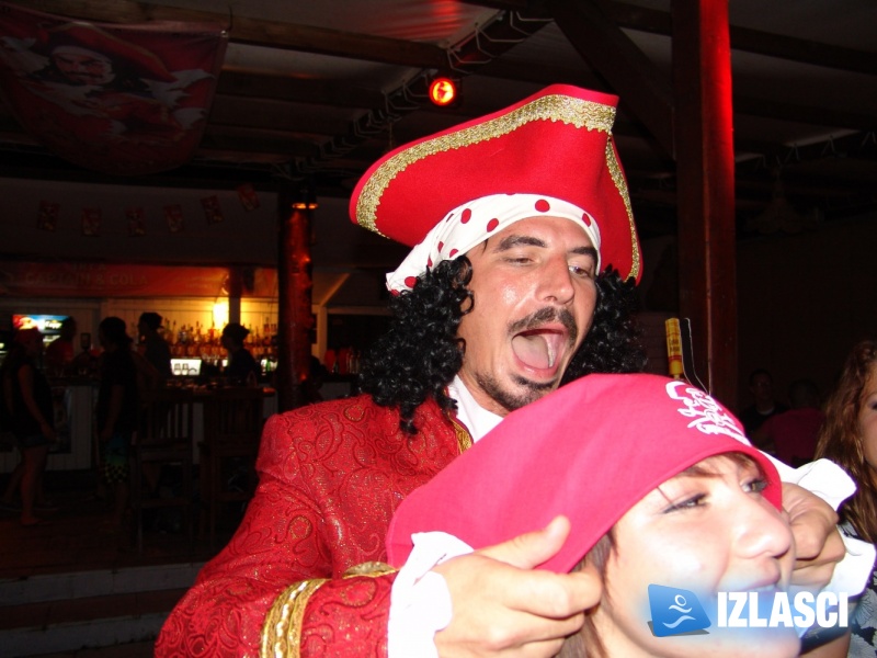 Captain Morgan i njegove zgodne hostese poharali Macumbu