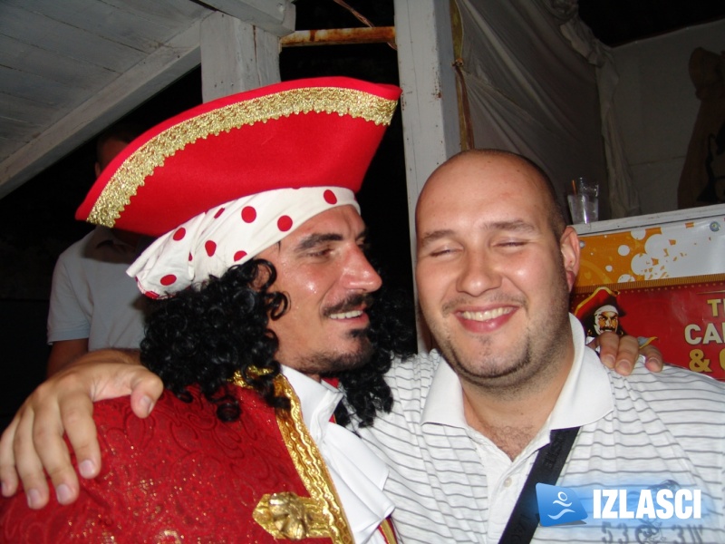 Captain Morgan i njegove zgodne hostese poharali Macumbu