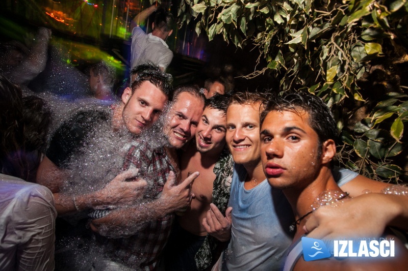 Sexy Foam Party in Jungle