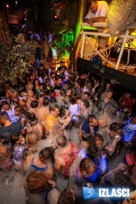 Sexy Foam Party in Jungle