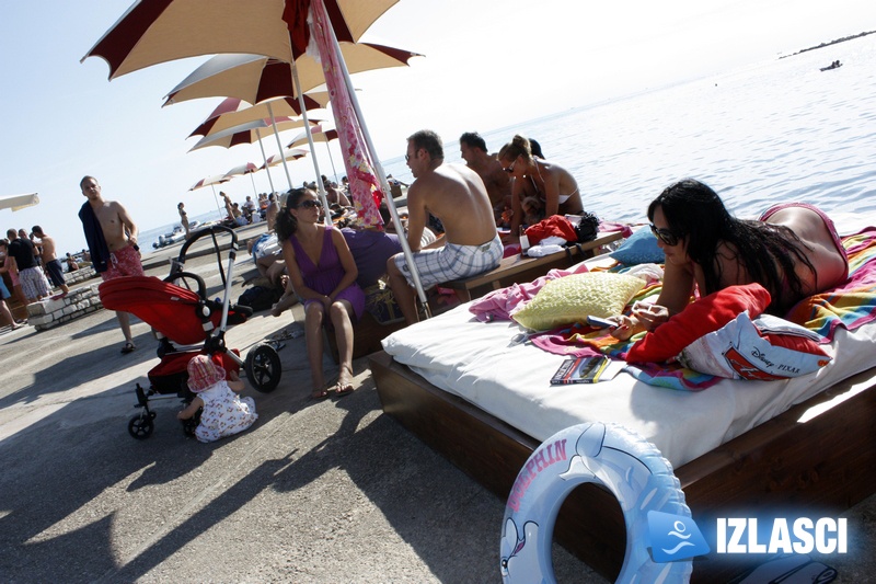 Wet T-Shirt Contest pomeo odličnu plažu Daylight Beach bara