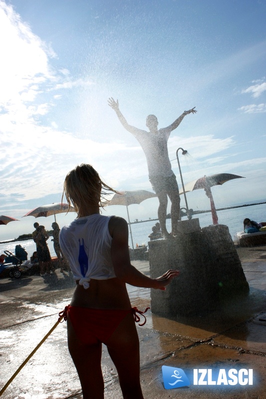 Wet T-Shirt Contest pomeo odličnu plažu Daylight Beach bara