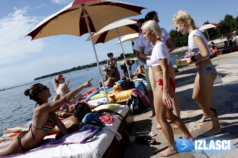 Wet T-Shirt Contest pomeo odličnu plažu Daylight Beach bara